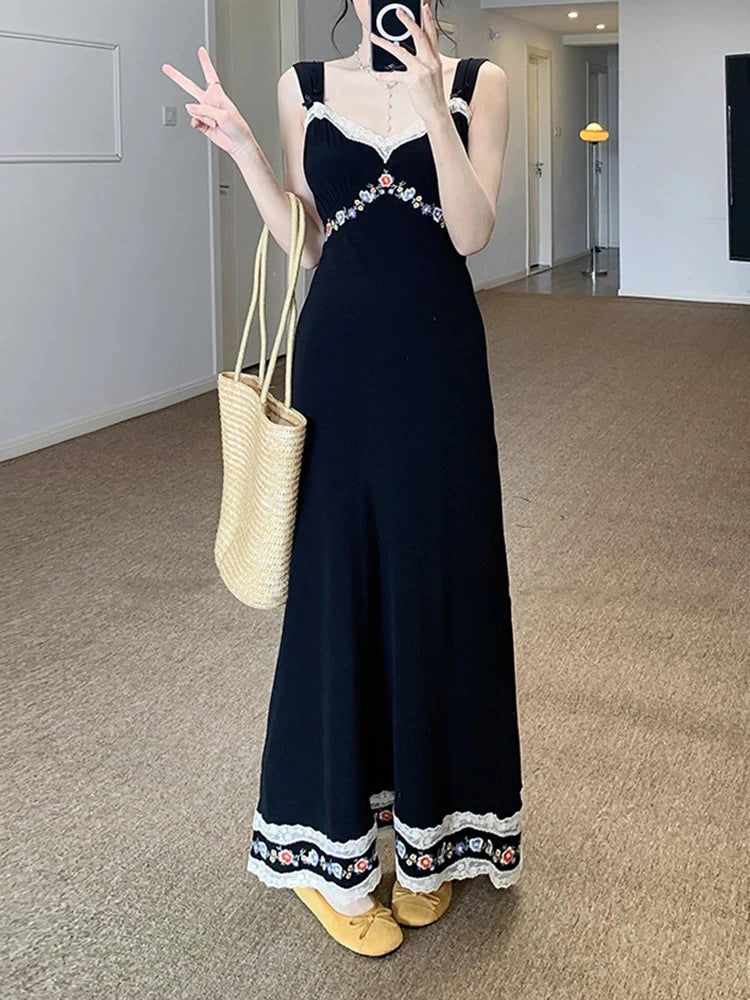 Vestido Negro Bordado Escote V — Cintura Marcada