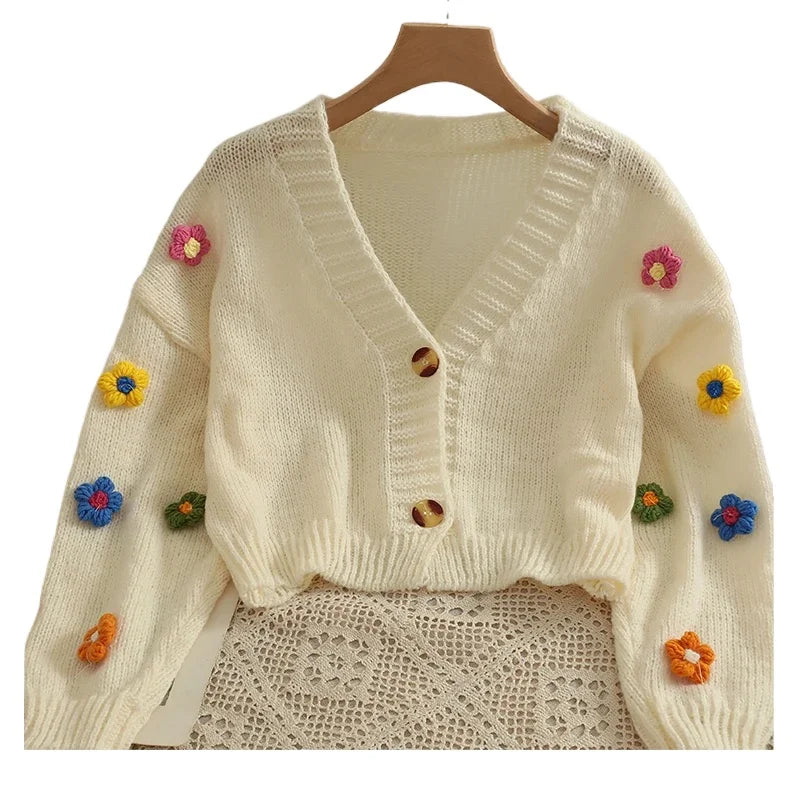Cárdigan Corto con Flores Aplicadas — Cuello V