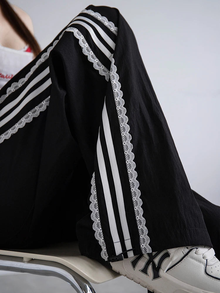 Pantalón Ancho con Encaje y Franja Lateral — Estilo Deportivo