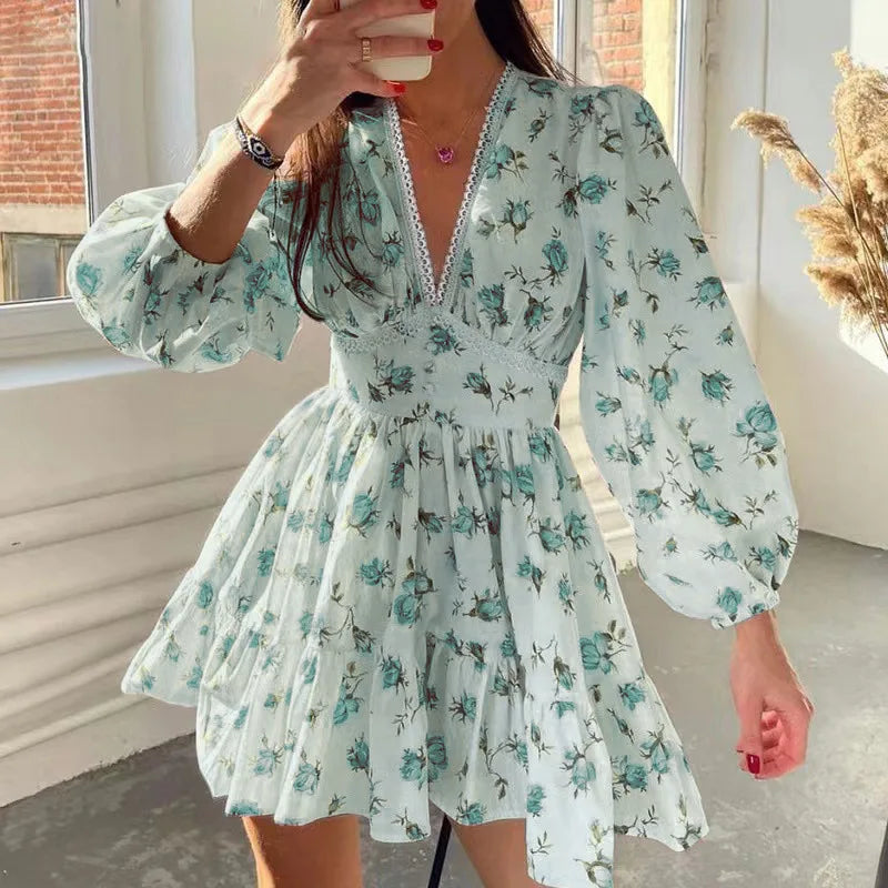 Vestido Corto Escote V con Encaje — Cuento de Hadas