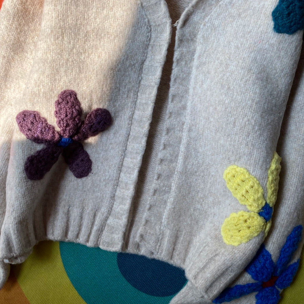 Cárdigan Crochet Floral 3D con Bufanda a Juego