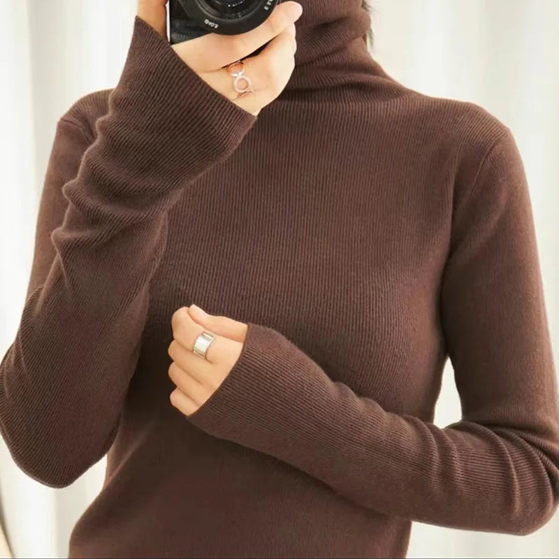 Sweater Cuello Alto Entallado — Grueso y Cómodo