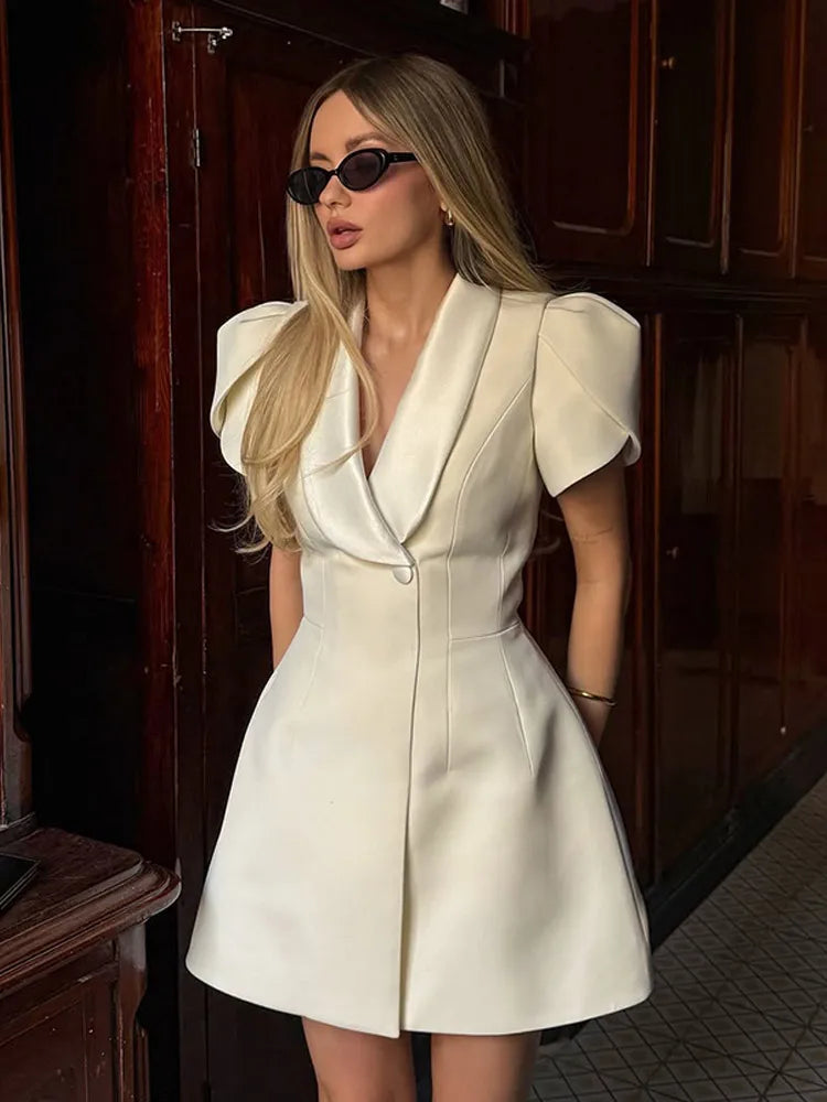 Vestido Mini Cuello Alto — Mangas Abullonadas y Botonadura