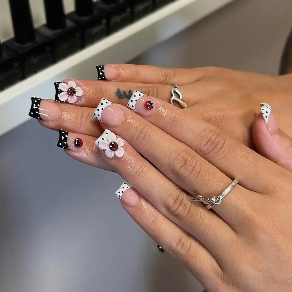 Set de Uñas Postizas con Diseño Floral y Mariquitas