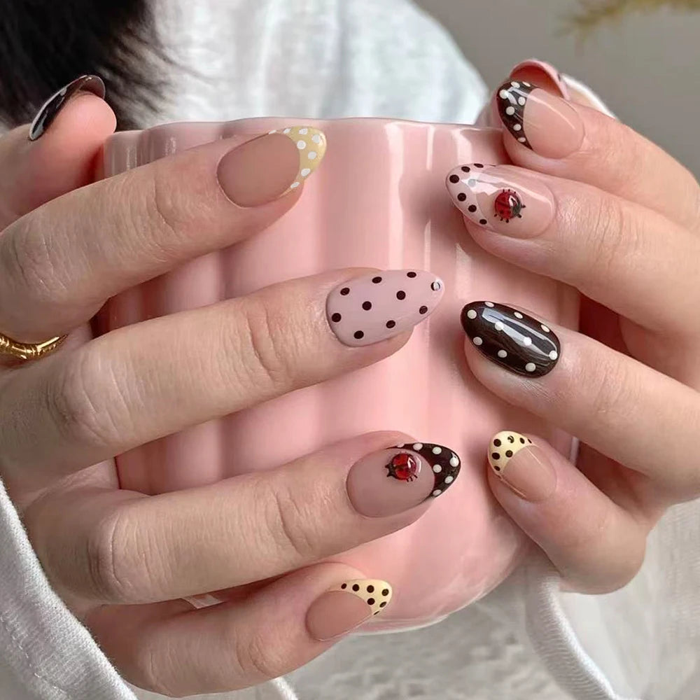 Set de Uñas Postizas con Diseño Floral y Mariquitas