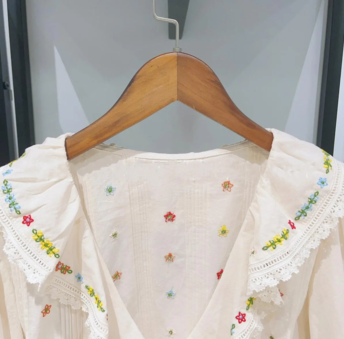 Blusa de Algodón Bordada — Volados y Escote V