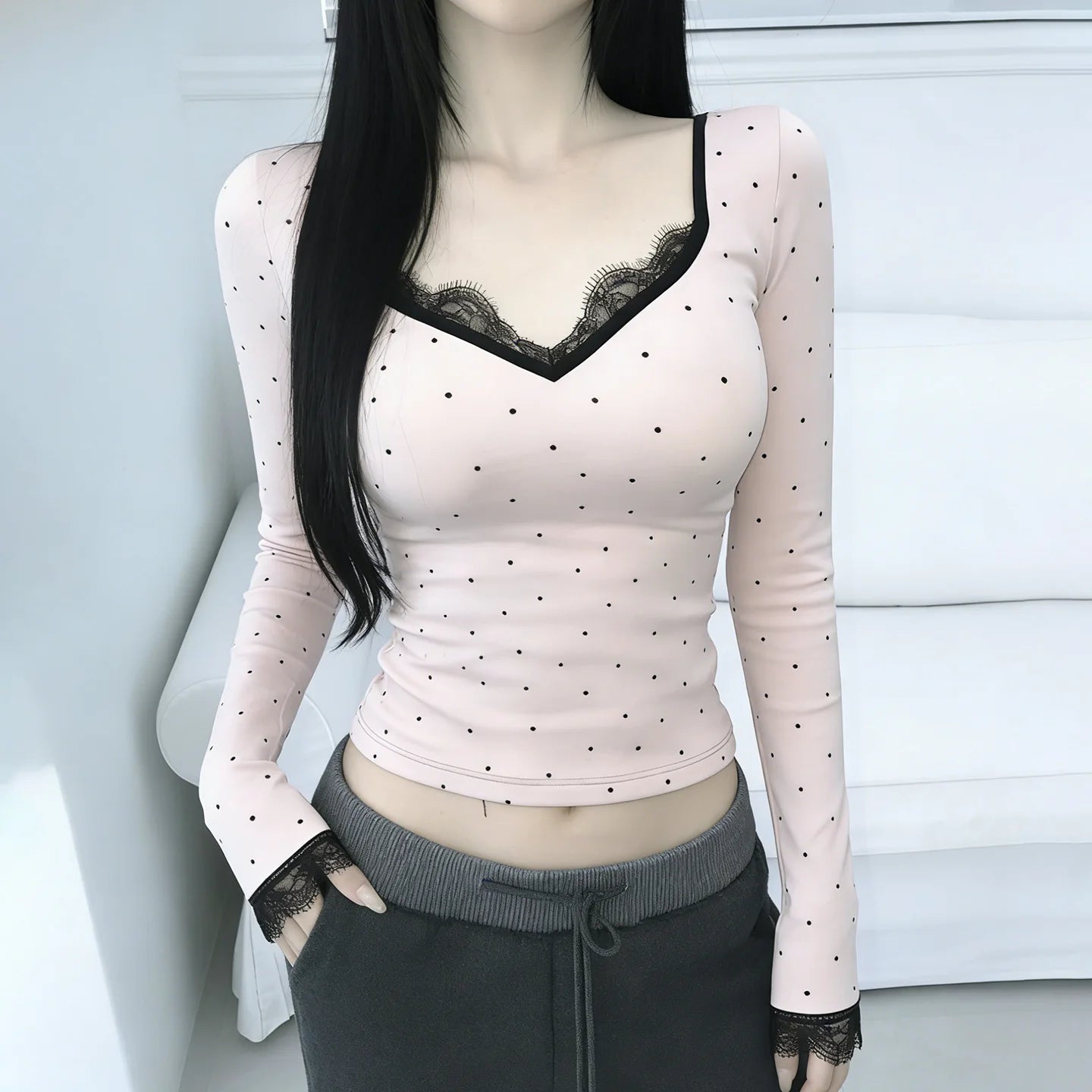 Top de Lunares con Encaje — Escote V Coreano