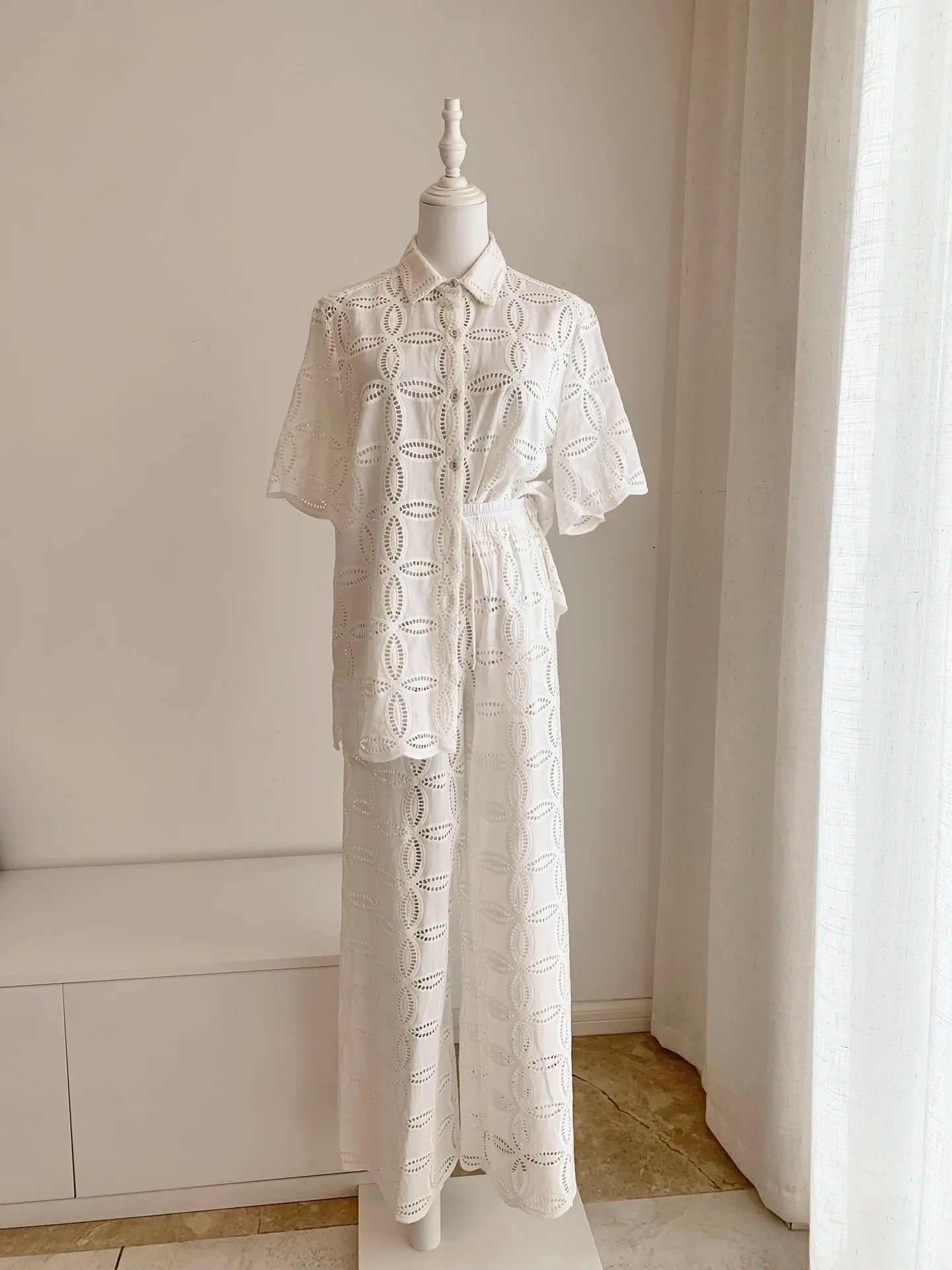 Conjunto Camisa Calada y Pantalón Blanco de Algodón — Set Vacaciones