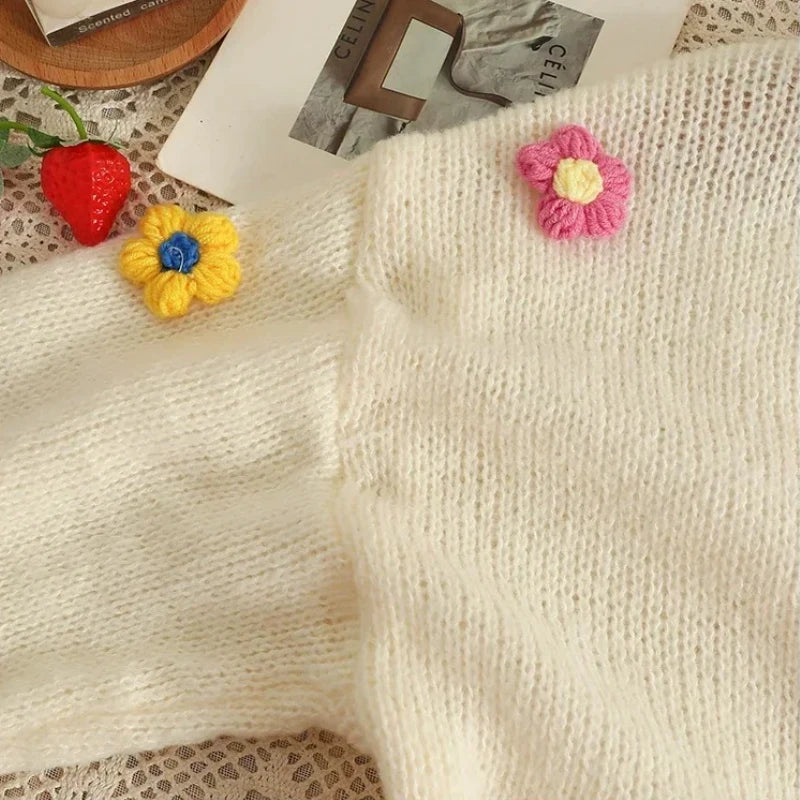 Cárdigan Corto con Flores Aplicadas — Cuello V