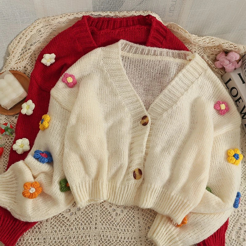 Cárdigan Corto con Flores Aplicadas — Cuello V
