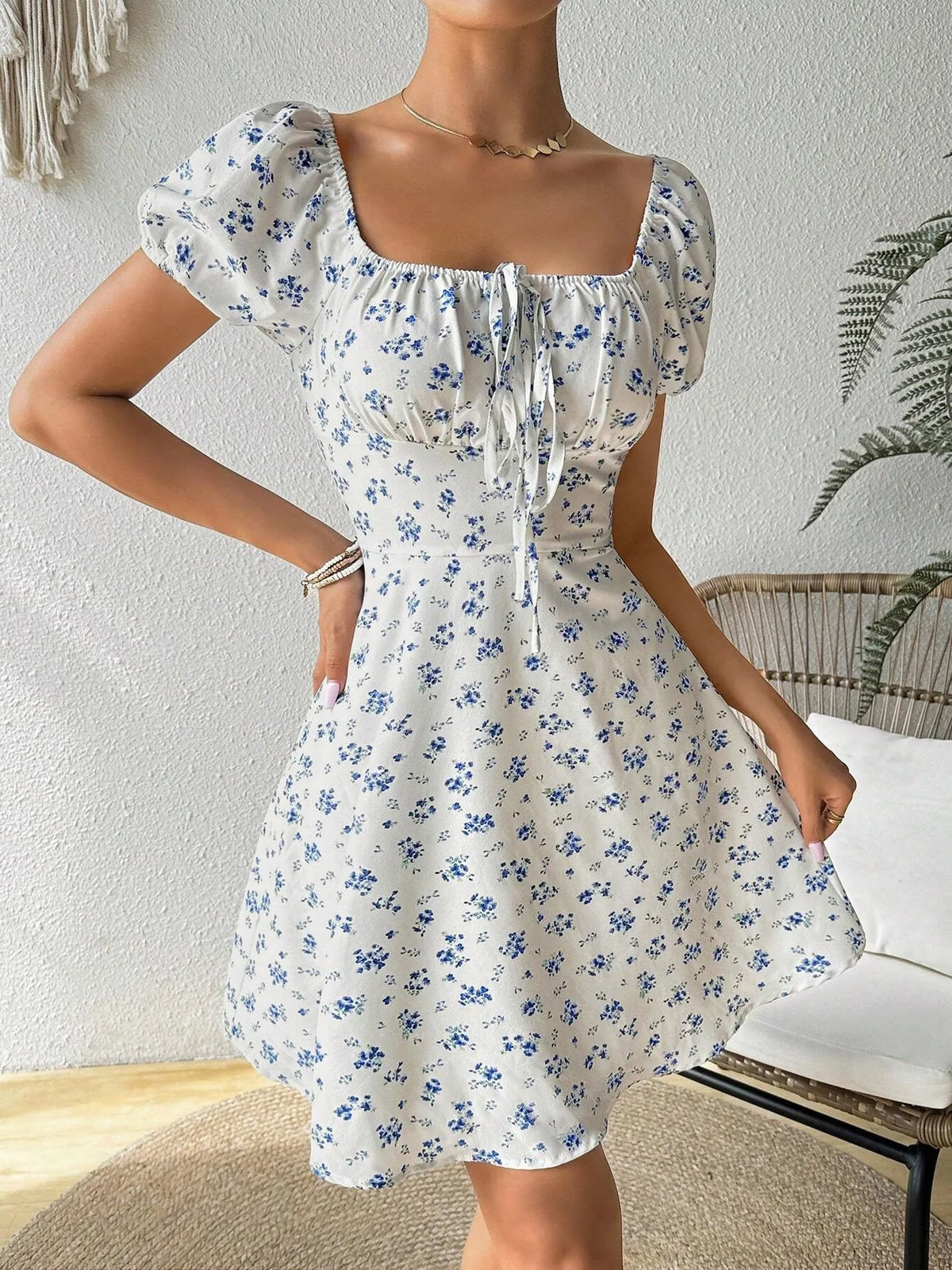 Vestido Midi Floral con Amarre — Escote Cuadrado y Manga Globo
