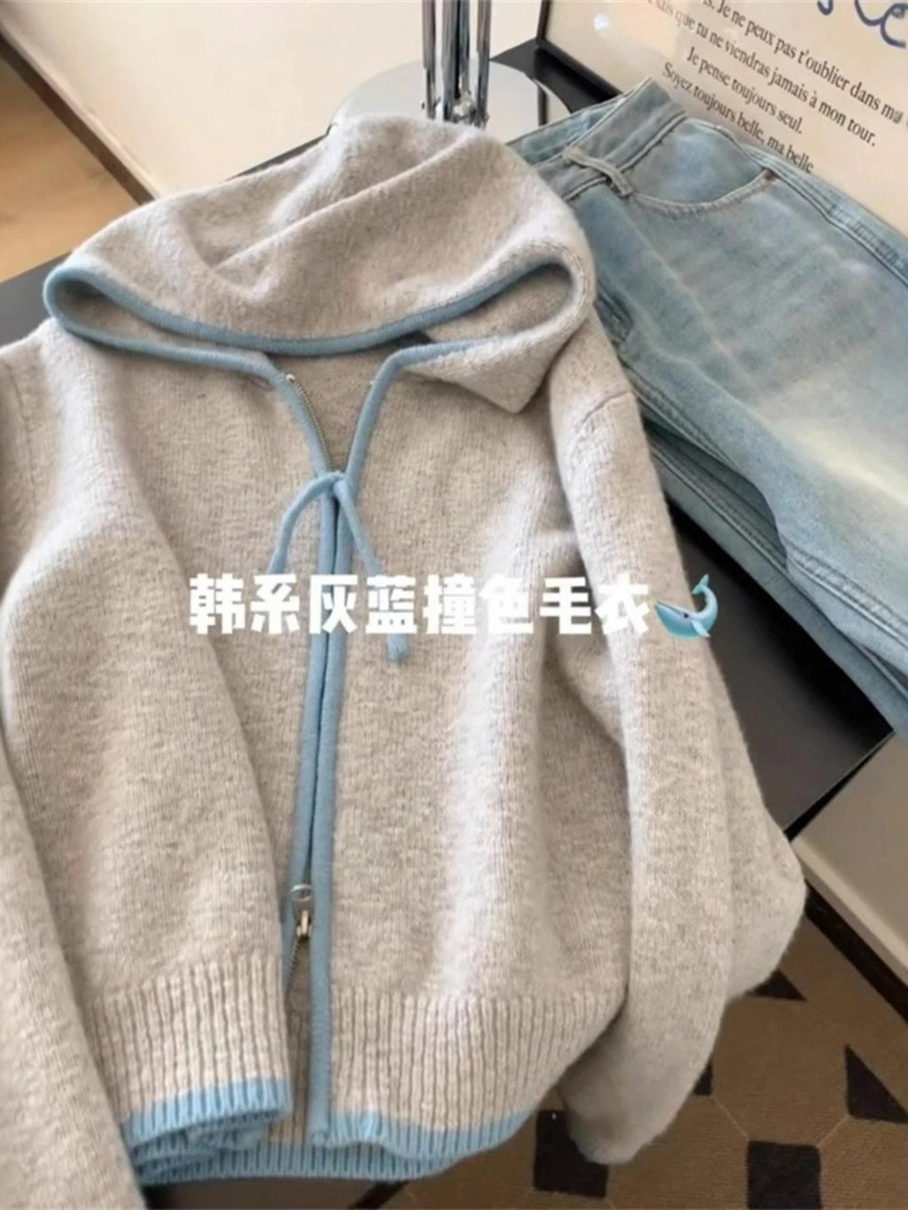 Sweater con Capucha y Cierre — Paneles Combinados