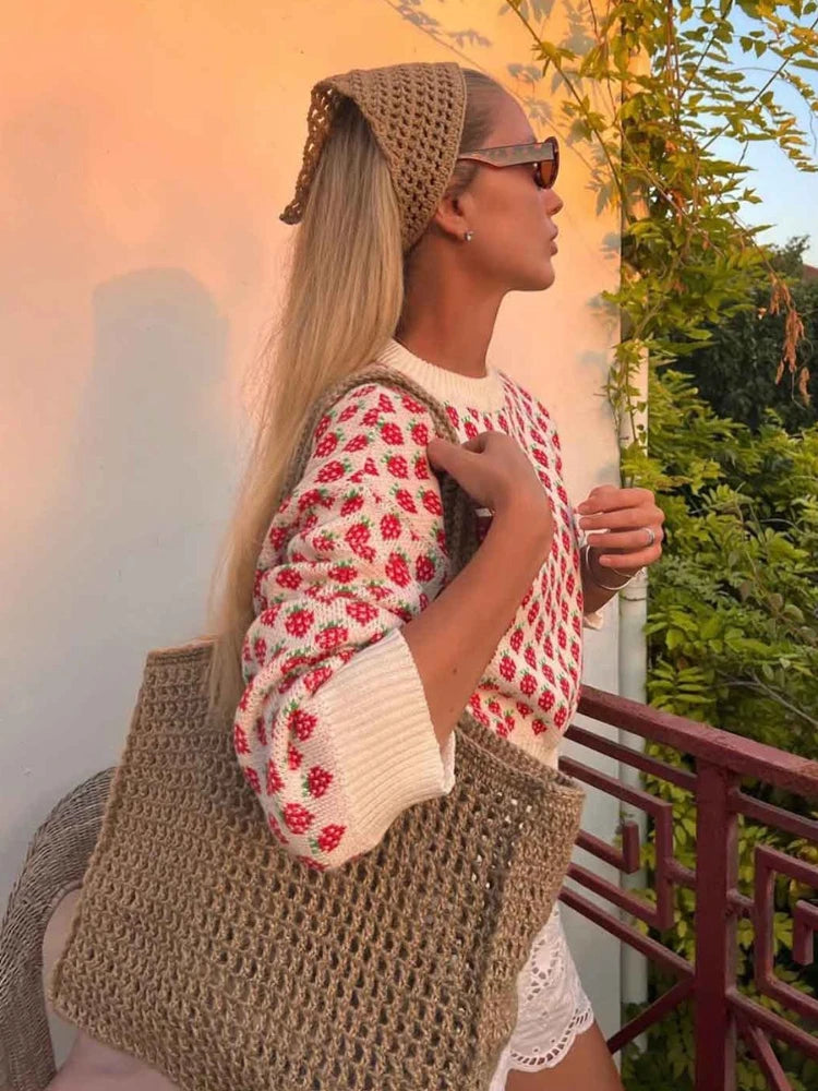 Sweater Corto con Fresas Jacquard — Cuello Redondo
