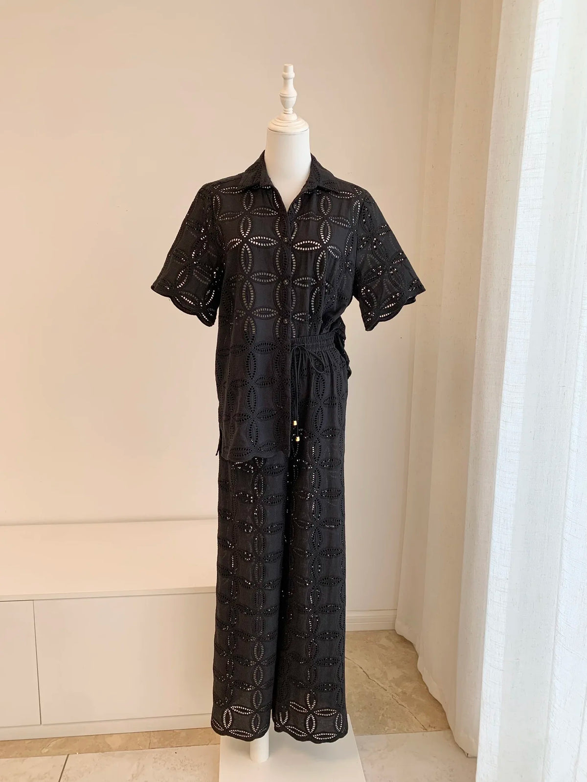 Conjunto Camisa Calada y Pantalón Blanco de Algodón — Set Vacaciones