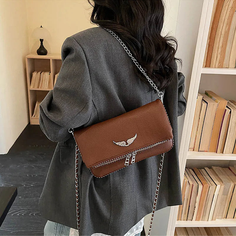 Bolso Cruzado Minimalista con Cadena — Línea Retro