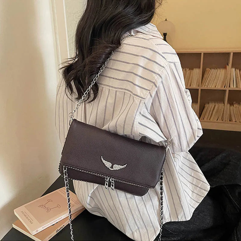 Bolso Cruzado Minimalista con Cadena — Línea Retro
