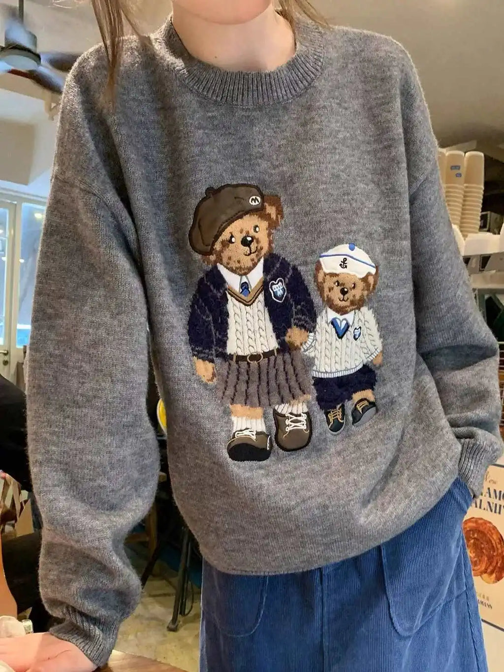 Sweater Bordado de Oso Trenzado — Estilo Universitario