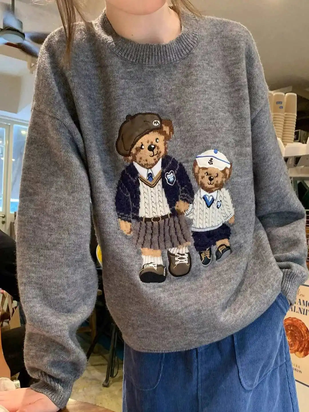 Sweater Bordado de Oso Trenzado — Estilo Universitario