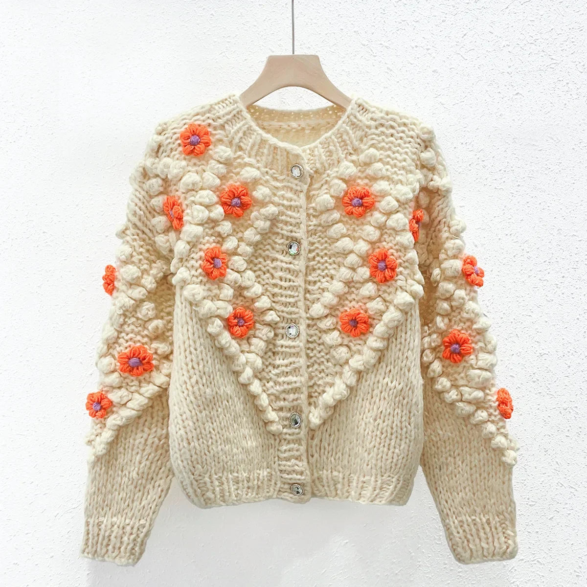 Cárdigan Crochet con Pompones y Bordado Floral