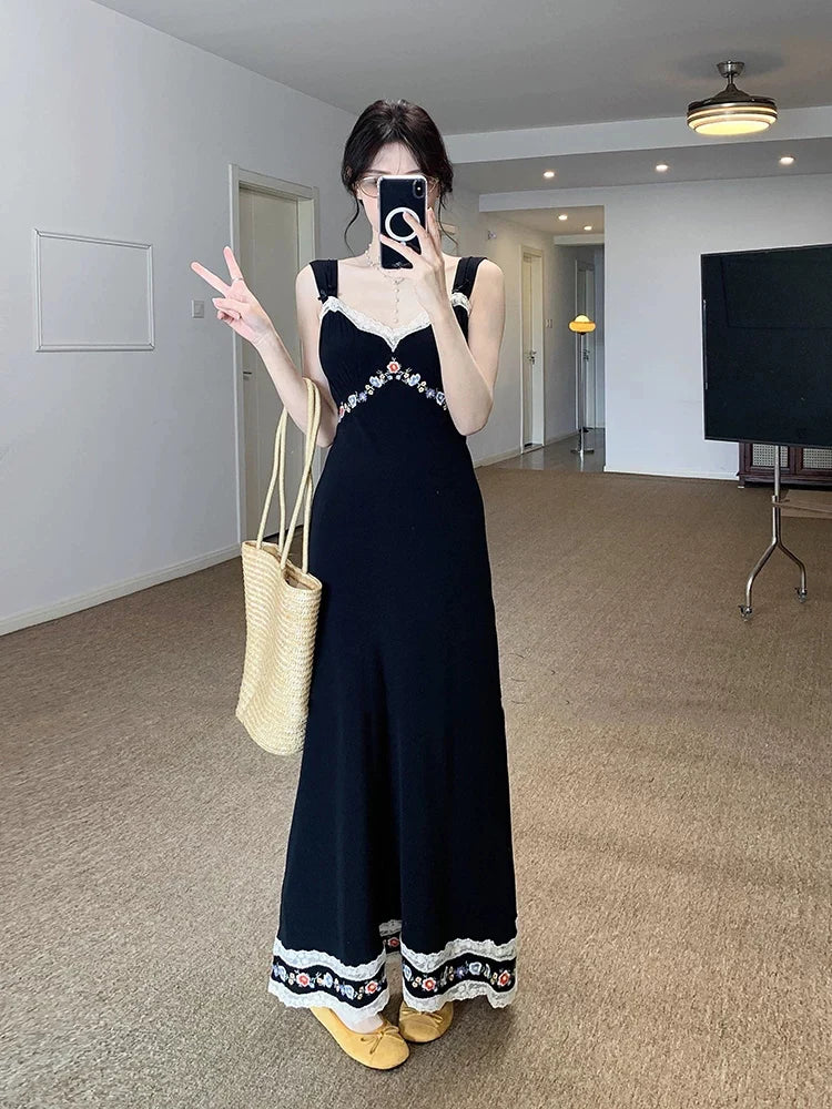 Vestido Negro Bordado Escote V — Cintura Marcada