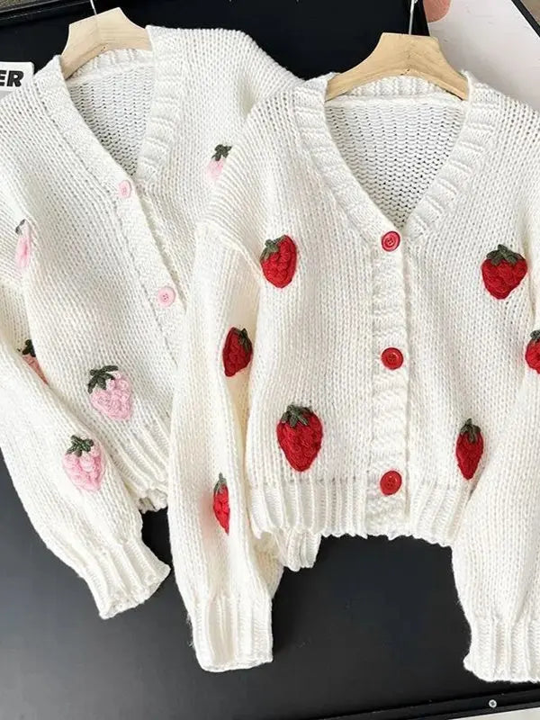 Cárdigan Tejido con Fresas — Corte Holgado Coreano