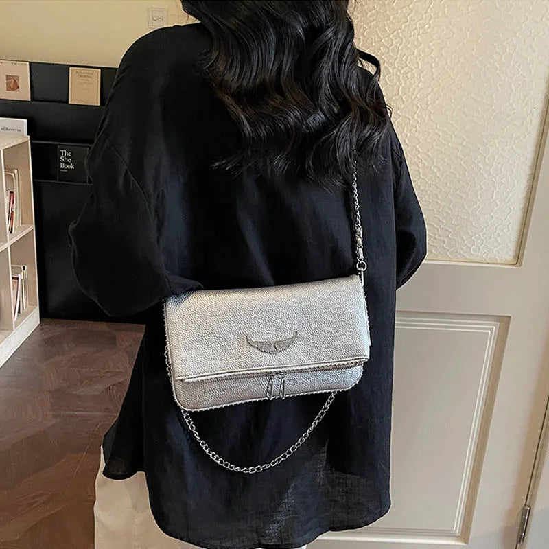 Bolso Cruzado Minimalista con Cadena — Línea Retro