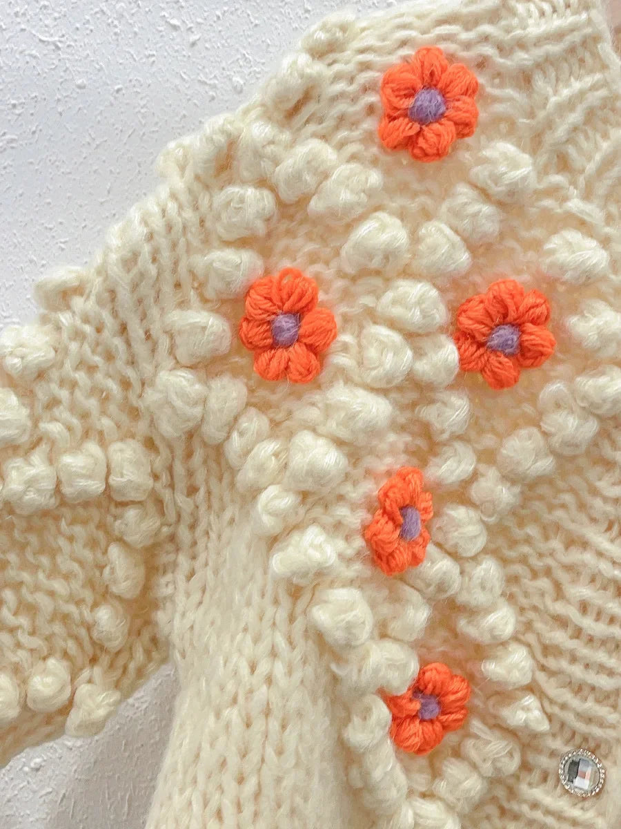Cárdigan Crochet con Pompones y Bordado Floral