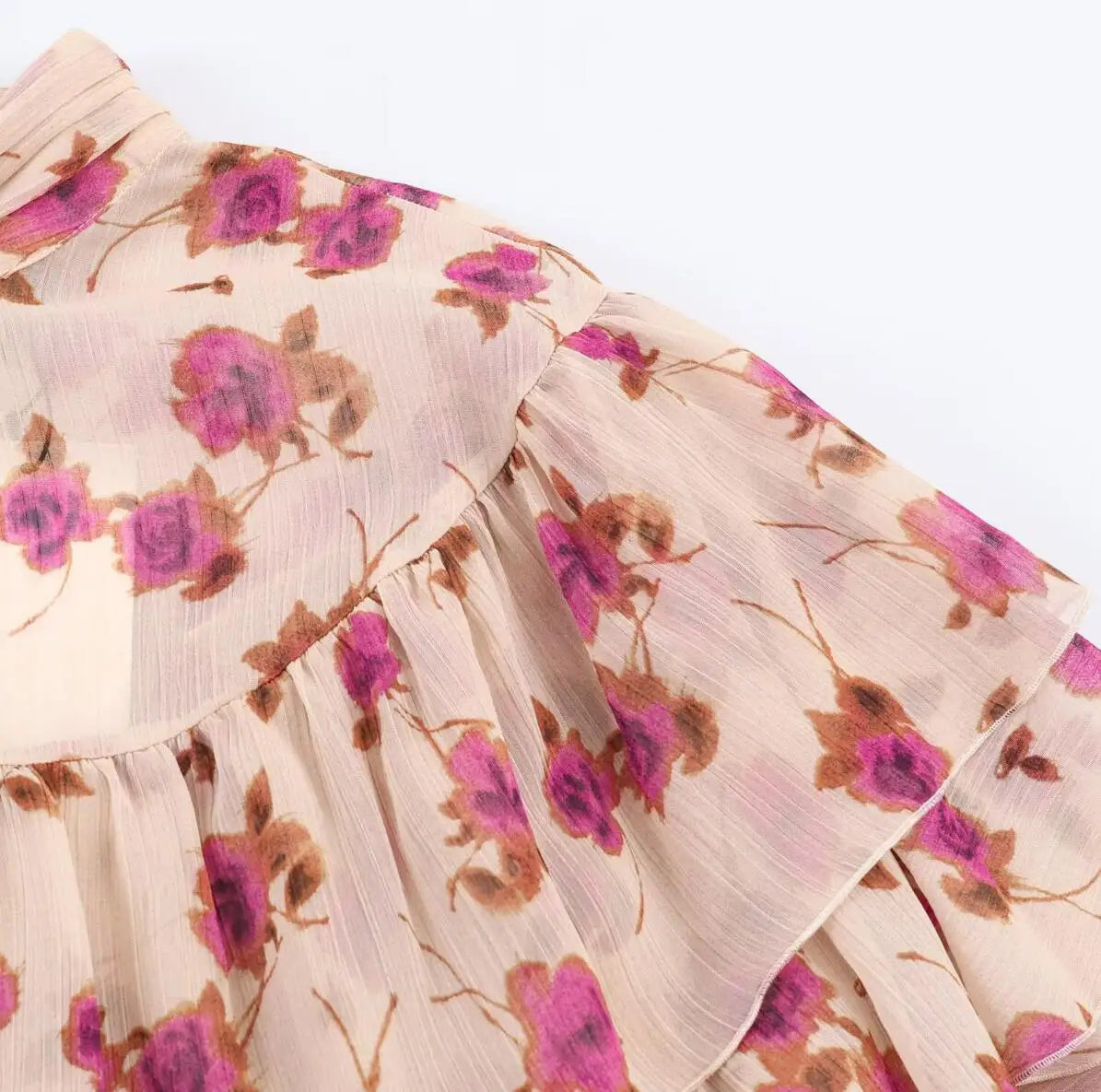 Blusa Floral con Volados — Cuello Alto y Manga Farol