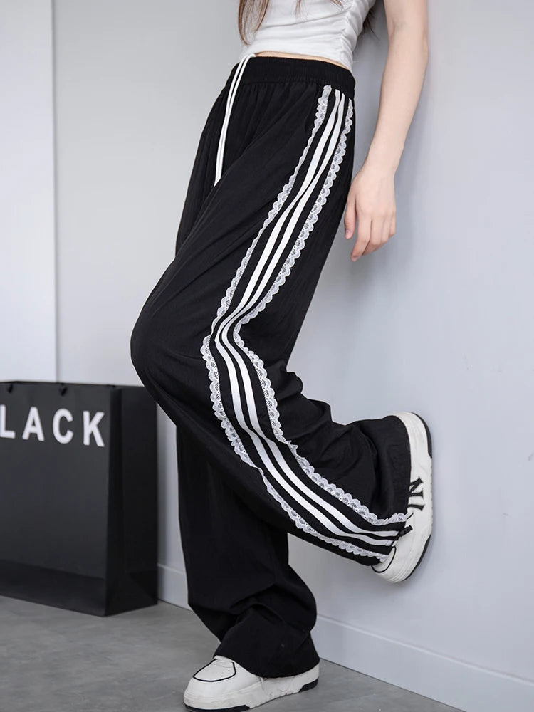 Pantalón Ancho con Encaje y Franja Lateral — Estilo Deportivo