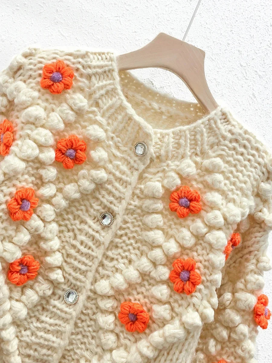 Cárdigan Crochet con Pompones y Bordado Floral