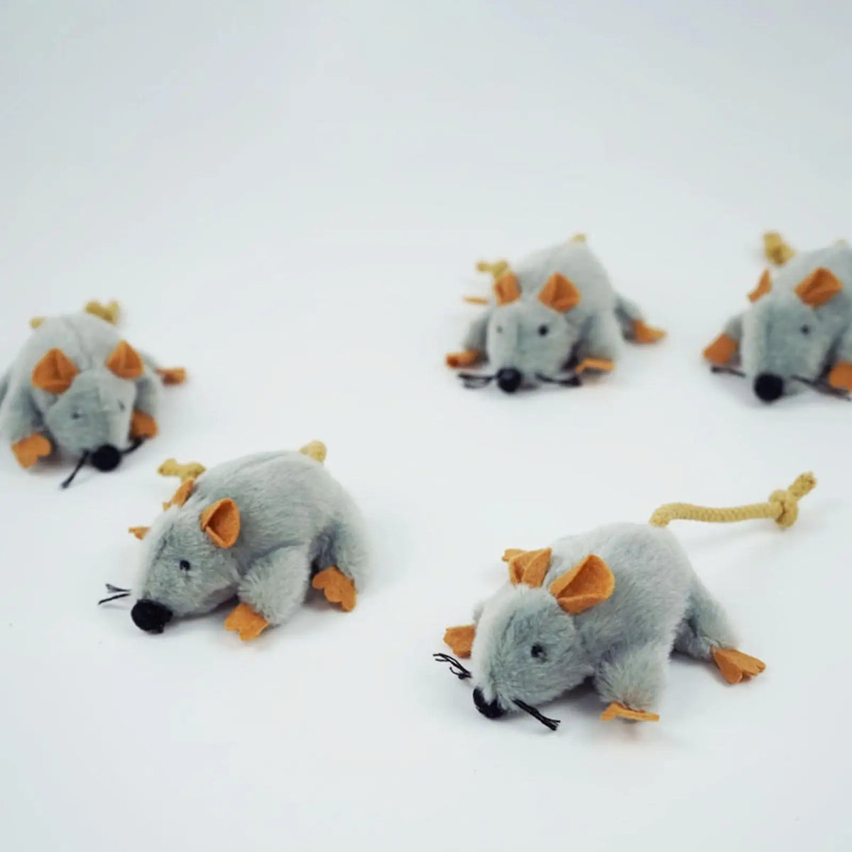 Juguete Ratón de Peluche para Gatos — Cola con Sonido