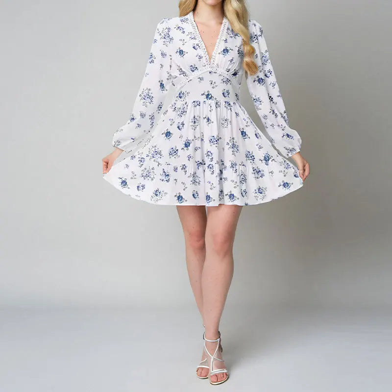 Vestido Corto Escote V con Encaje — Cuento de Hadas