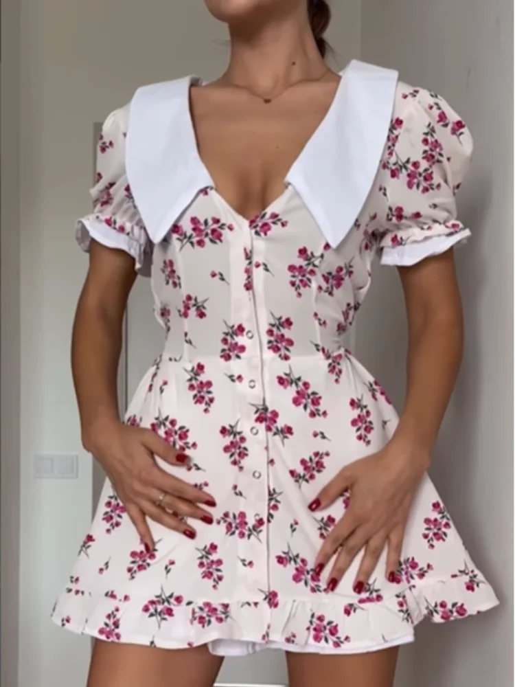 Vestido Corto Floral con Volados en Capas — Mangas Abullonadas