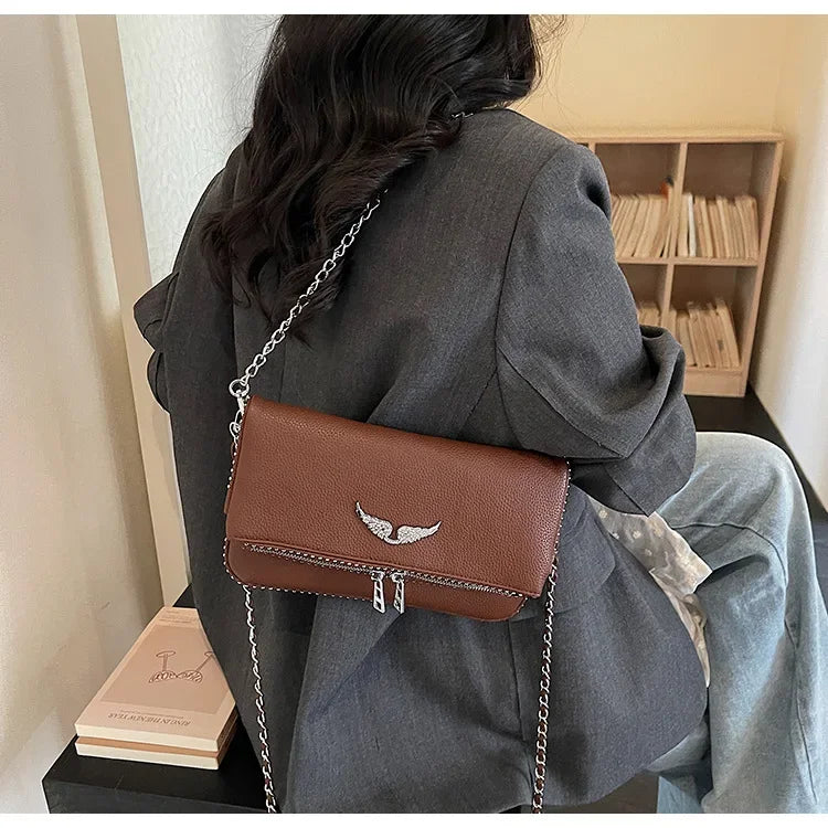 Bolso Cruzado Minimalista con Cadena — Línea Retro