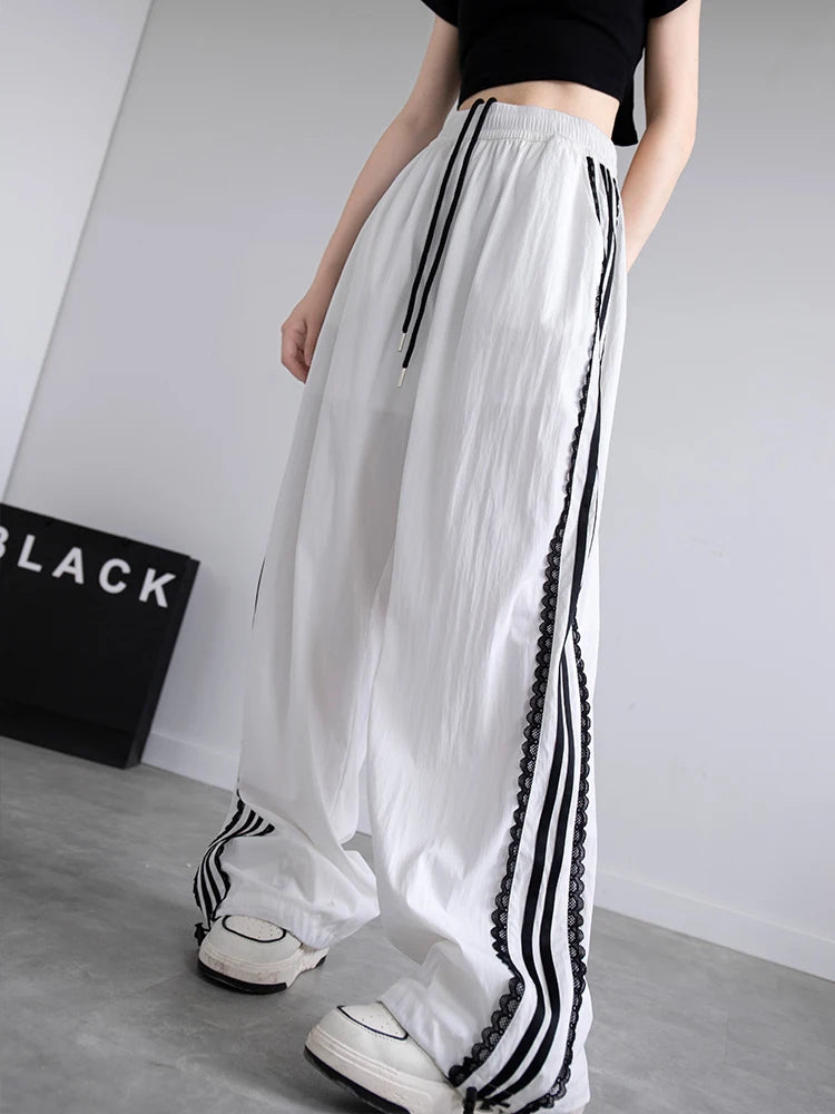 Pantalón Ancho con Encaje y Franja Lateral — Estilo Deportivo