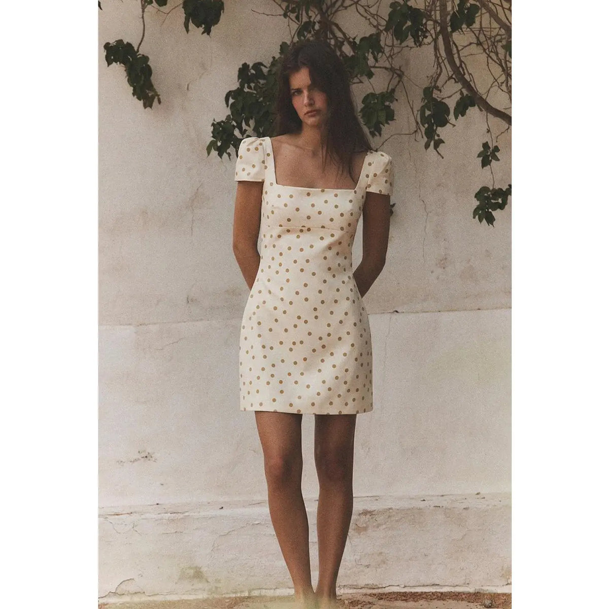 Vestido Corto con Amarre y Espalda Descubierta — Manga Globo