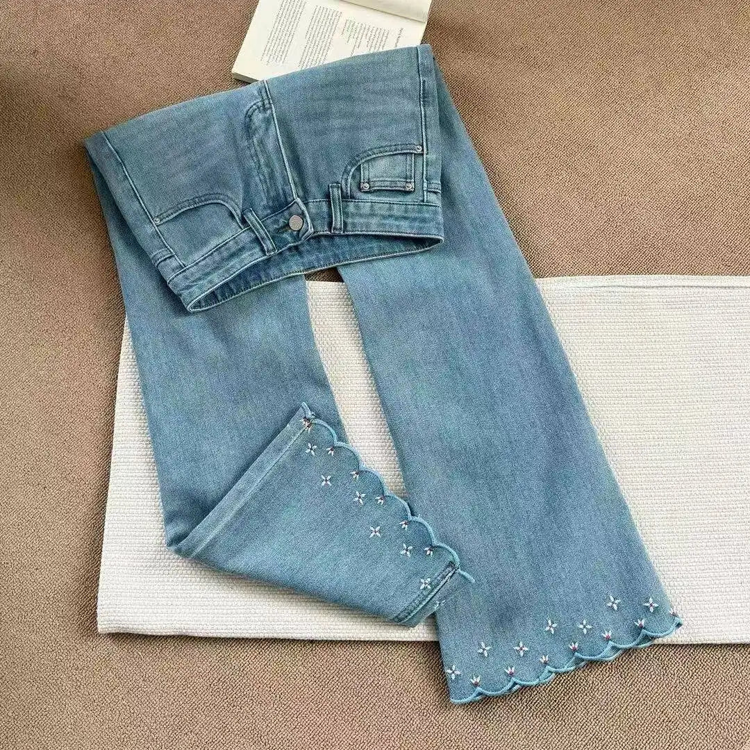 Jeans Acampanados con Bordado de Encaje — Tiro Alto