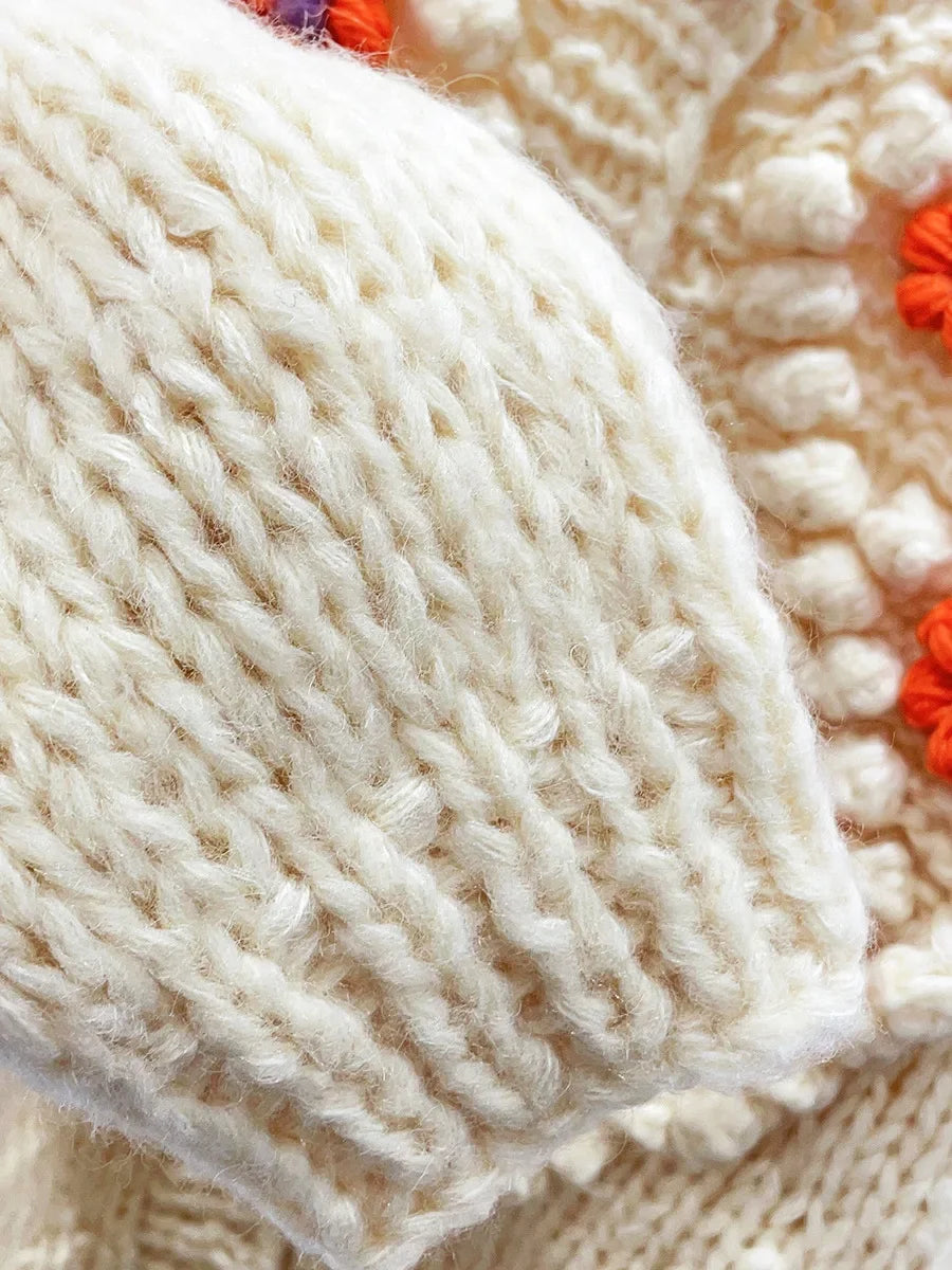 Cárdigan Crochet con Pompones y Bordado Floral