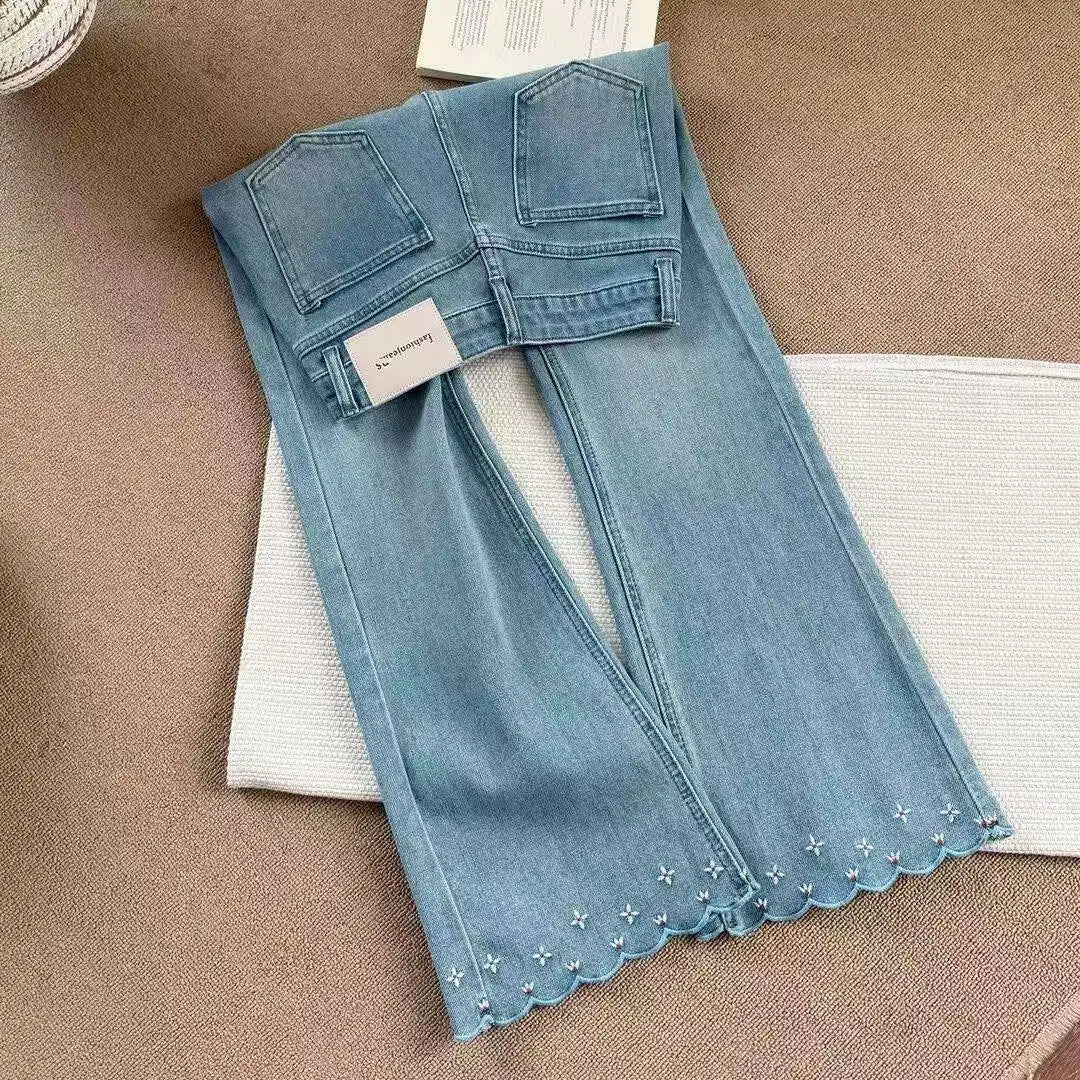 Jeans Acampanados con Bordado de Encaje — Tiro Alto