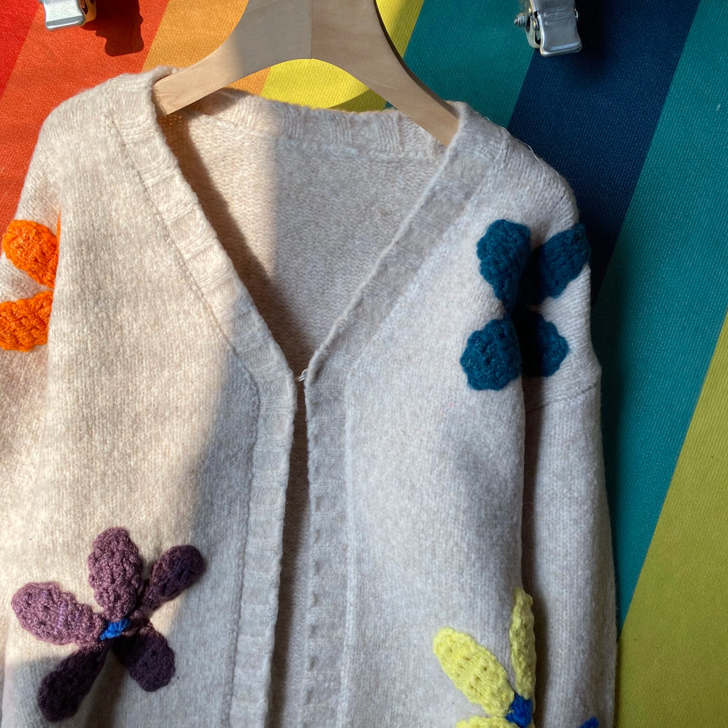 Cárdigan Crochet Floral 3D con Bufanda a Juego
